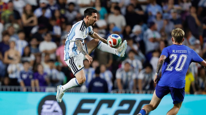 El capitán de Argentina, Lionel Messi, controla el balón ante Kristian Hlynsson de Islandia en...