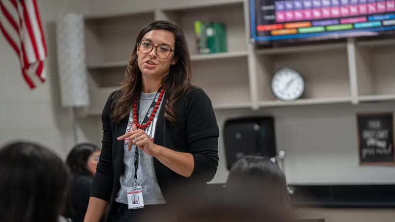 La educadora de primer año Amanda Garza McIntyre interactúa con sus estudiantes en Freeport...