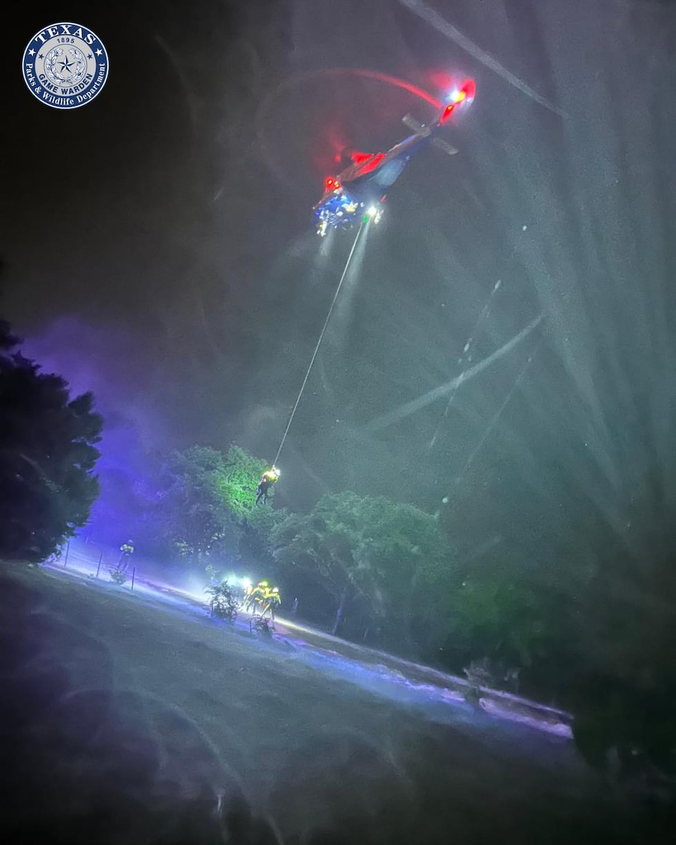 Los Guardas de Caza de Texas rescatan a tres personas de aguas de la crecida en el condado de...