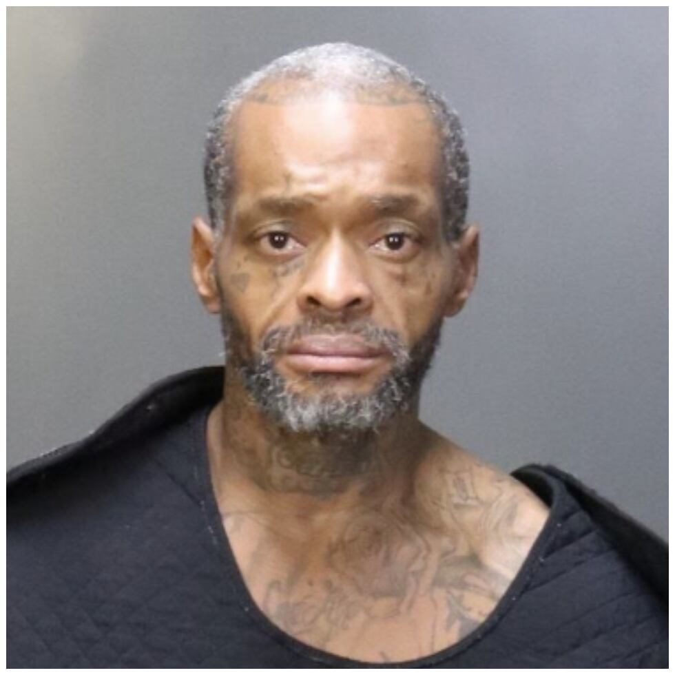 Kenneth Ray Loften, de 48 años, permanece encarcelado bajo fianzas de un total de $15.000...