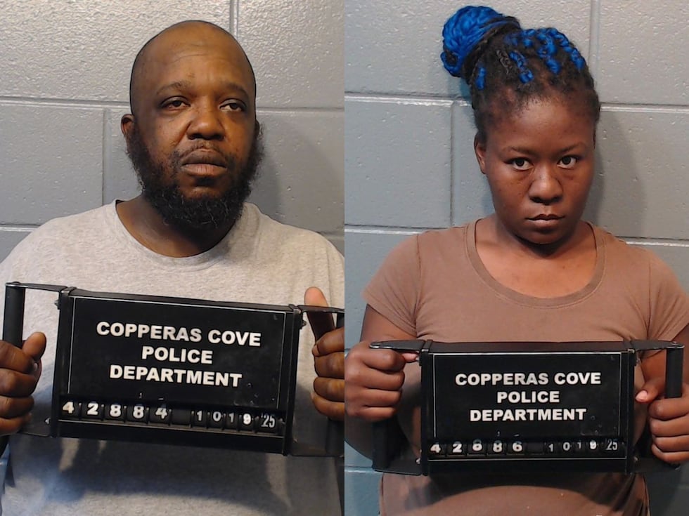Erica Renee Sanders y Keven Dwayne Adams enfrentan cargos de abandono y poner en peligro a un...