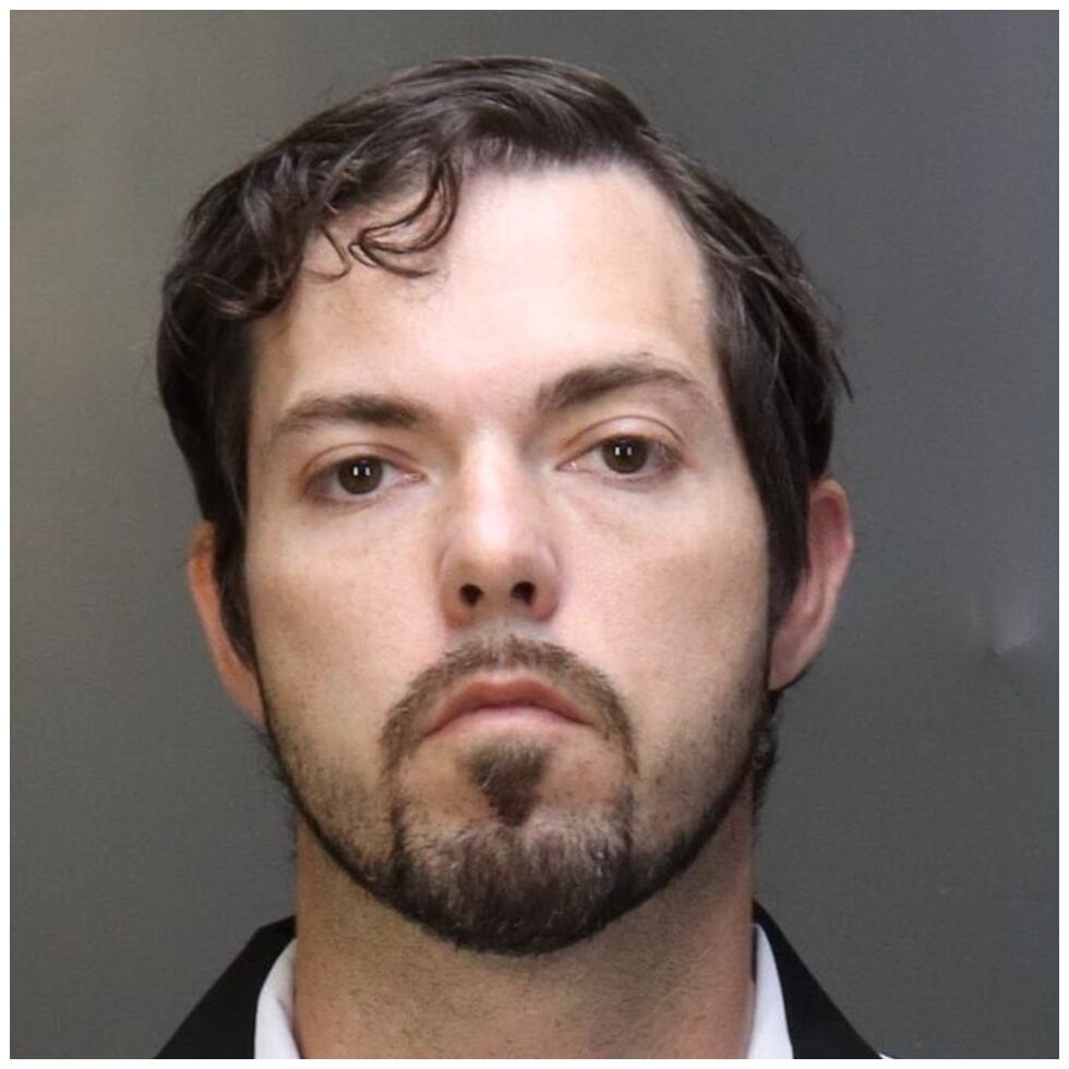 Adam Cummings, de 34 años de Hewitt, Texas, fue arrestado el 8 de febrero aproximadamente a...