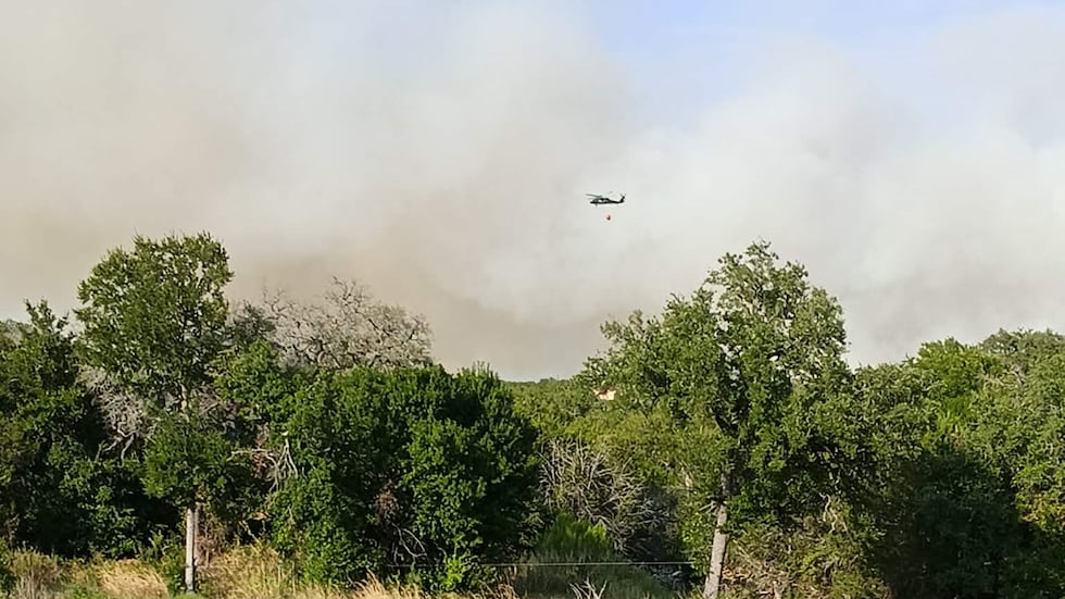 Cuadrillas combaten segundo incendio de pastizales cerca de Evant, Texas