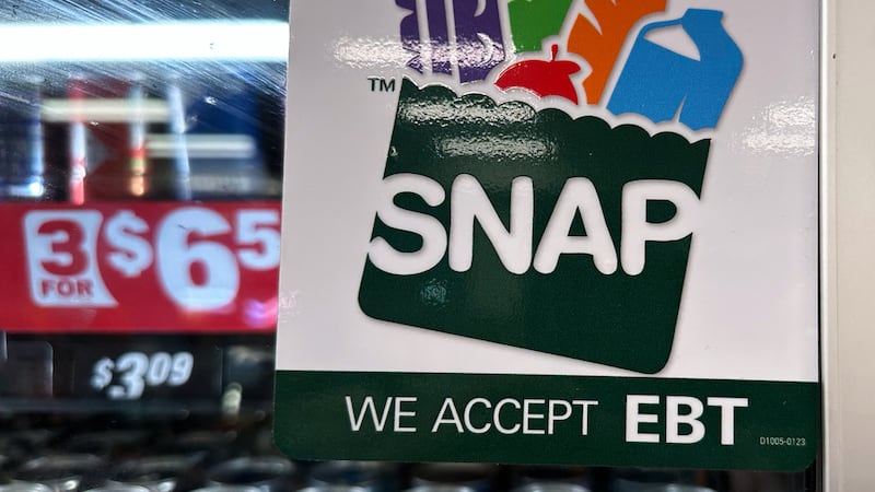 ARCHIVO – Un anuncio de información sobre la transferencia electrónica de fondos del Programa...