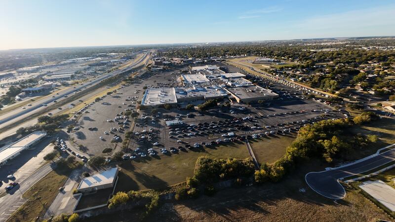 Hundreds flock to Killeen mall for Central Texas Food Bank distribution