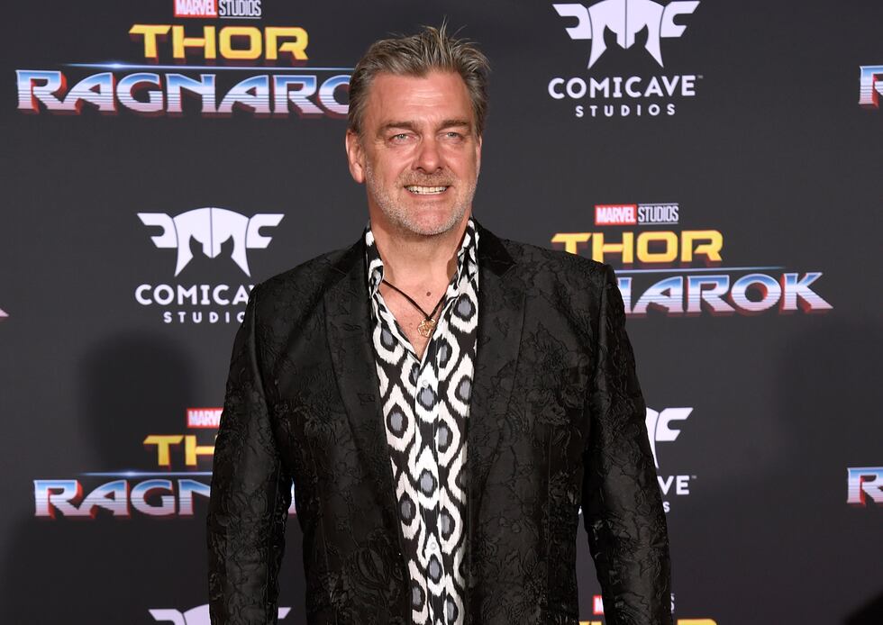 ARCHIVO - Ray Stevenson llega al estreno mundial de 'Thor: Ragnarok' en Los Ángeles el 10 de...