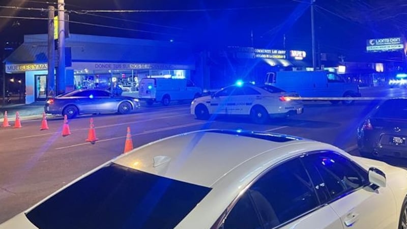 Encuentran el cuerpo de una persona cerca de un vehículo que se estrelló contra un edificio...