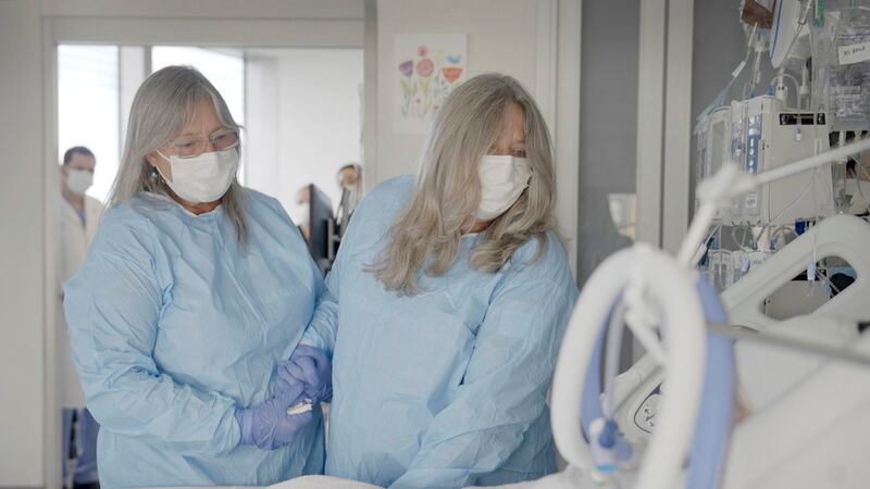 Parientes de Maurice Miller --su hermana Mary Miller-Duffy, derecha, y la esposa de esta, Sue...