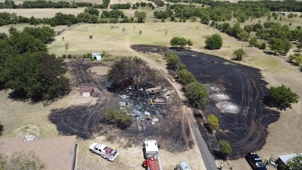 Fotografía aérea del incendio de pastizales en Bruceville, Texas.