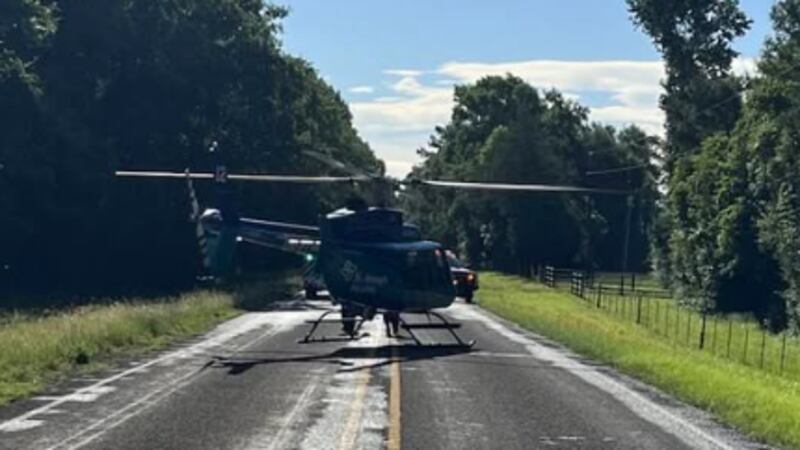 Air Med 12 aterrizó en la FM 831 para transportar al ganadero herido en estado más grave al...