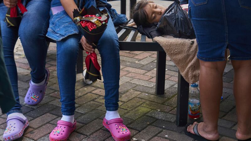 Varias personas esperan a sus seres queridos provenientes de Guatemala y deportados de Estados...