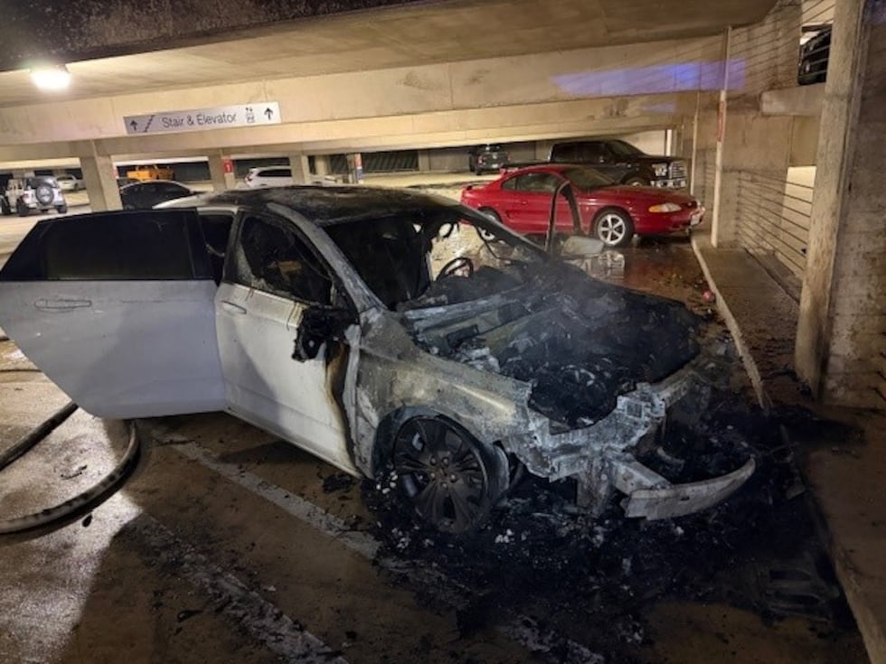Los bomberos combaten un intenso incendio de un coche en el aparcamiento de Texas A&M