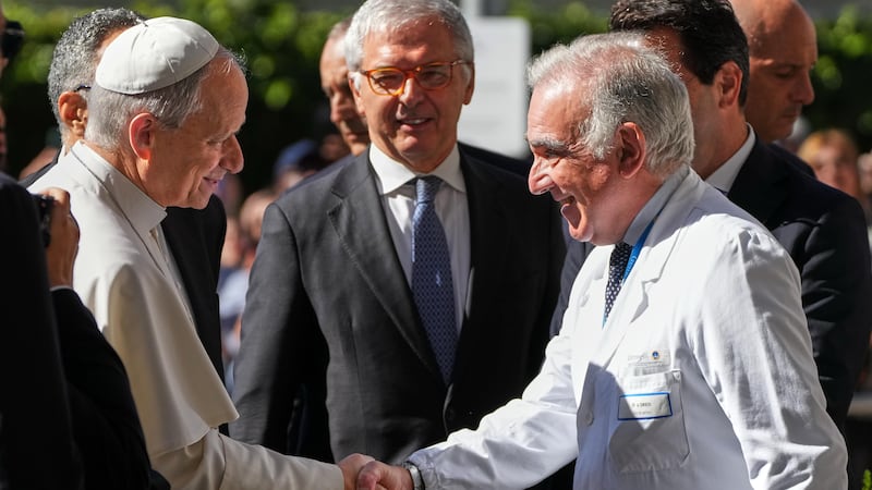 El papa León XIV saluda al director médico Andrea Cambieri al llegar a la Policlínica Agostino...