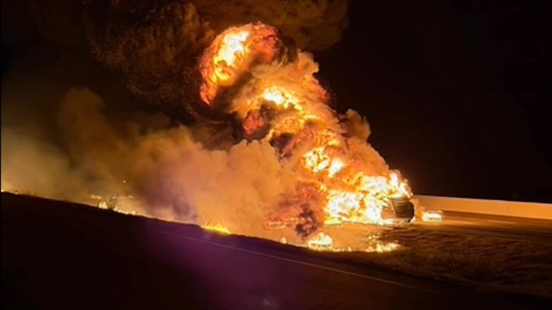 18-wheeler fire shuts down I-35 near Troy