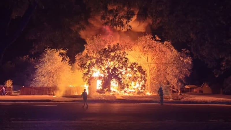 Una persona fallece tras un incendio durante la madrugada en Clifton.