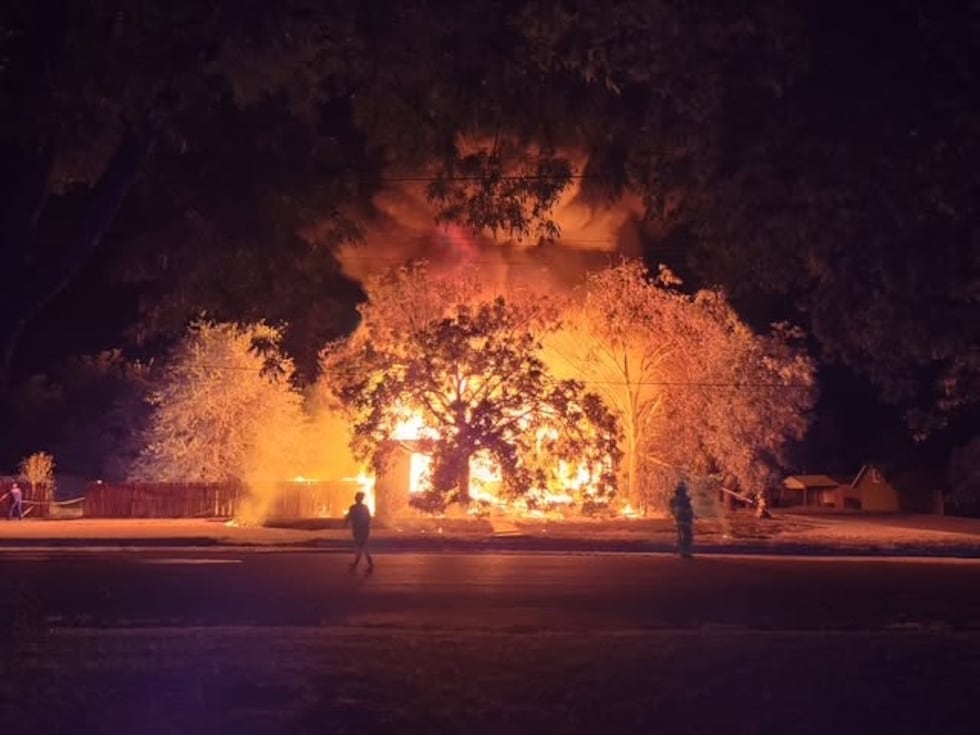Una persona fallece tras un incendio durante la madrugada en Clifton.