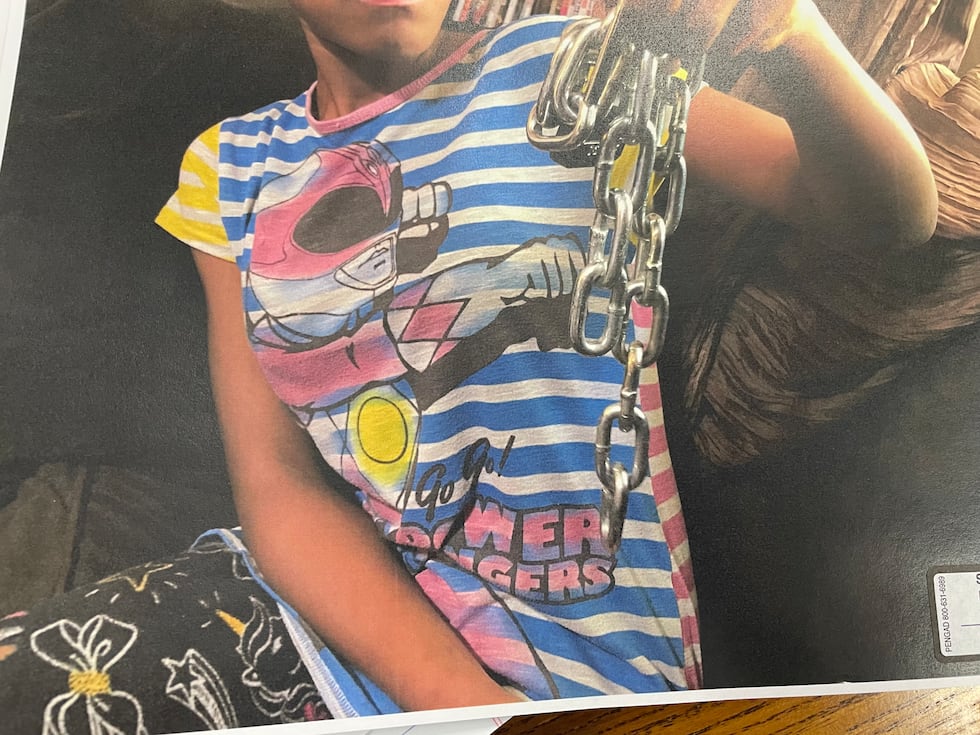 Esta foto del juicio de Miles, tomada por un trabajador del CPS, muestra a la niña sosteniendo...