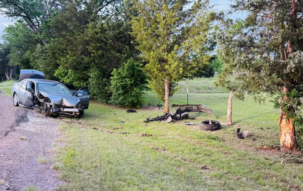 Encuentran sangre en un vehículo accidentado en Bremond, pero no había ningún conductor en la...