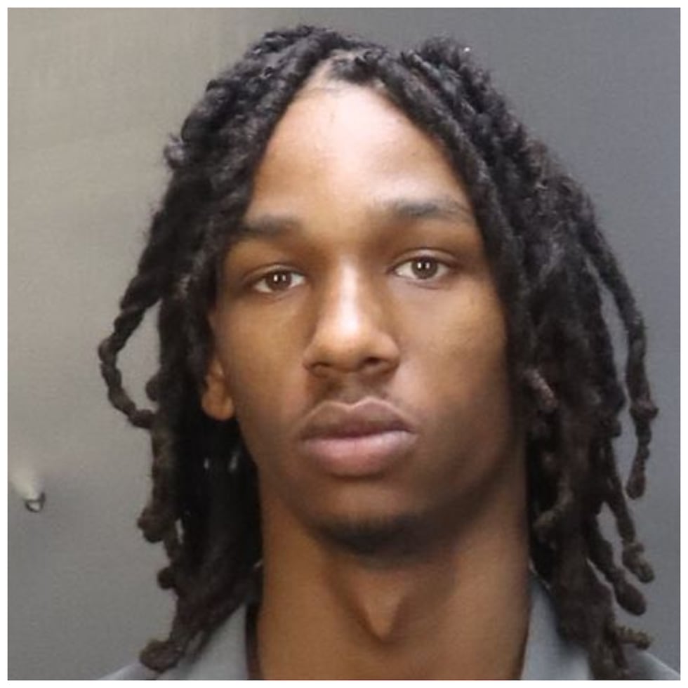 Adrian White, de 17 años, enfrenta cargos por agresión agravada – disparar un arma de fuego...