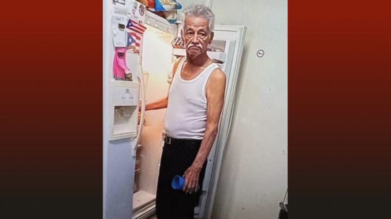 El hombre mide 5 pies, 7 pulgadas de estatura y 120 libras de peso. Tiene pelo gris, un bigote...