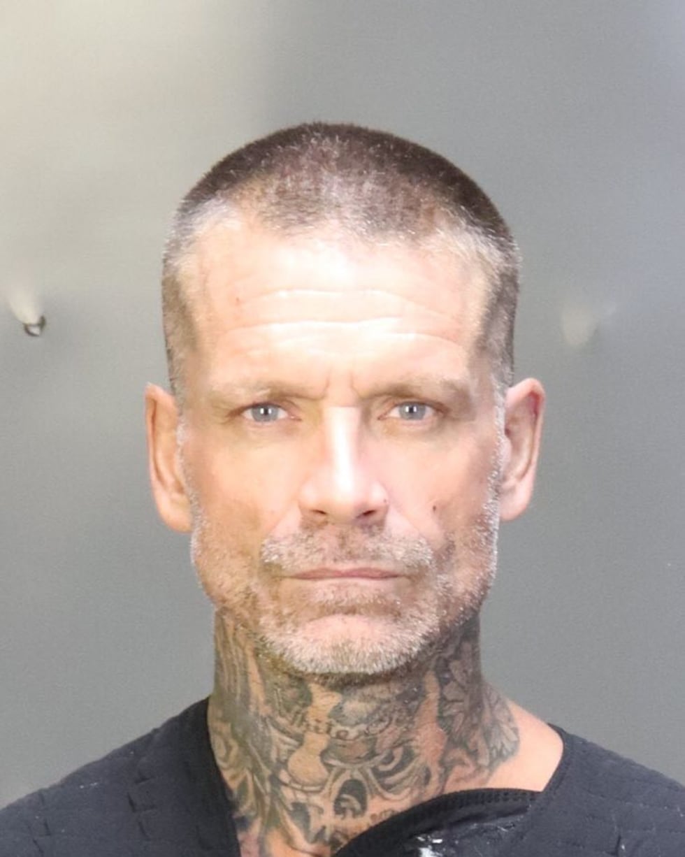 Matthew Cale, de 46 años, enfrenta cargos de homicidio, crueldad hacia un animal no doméstico...