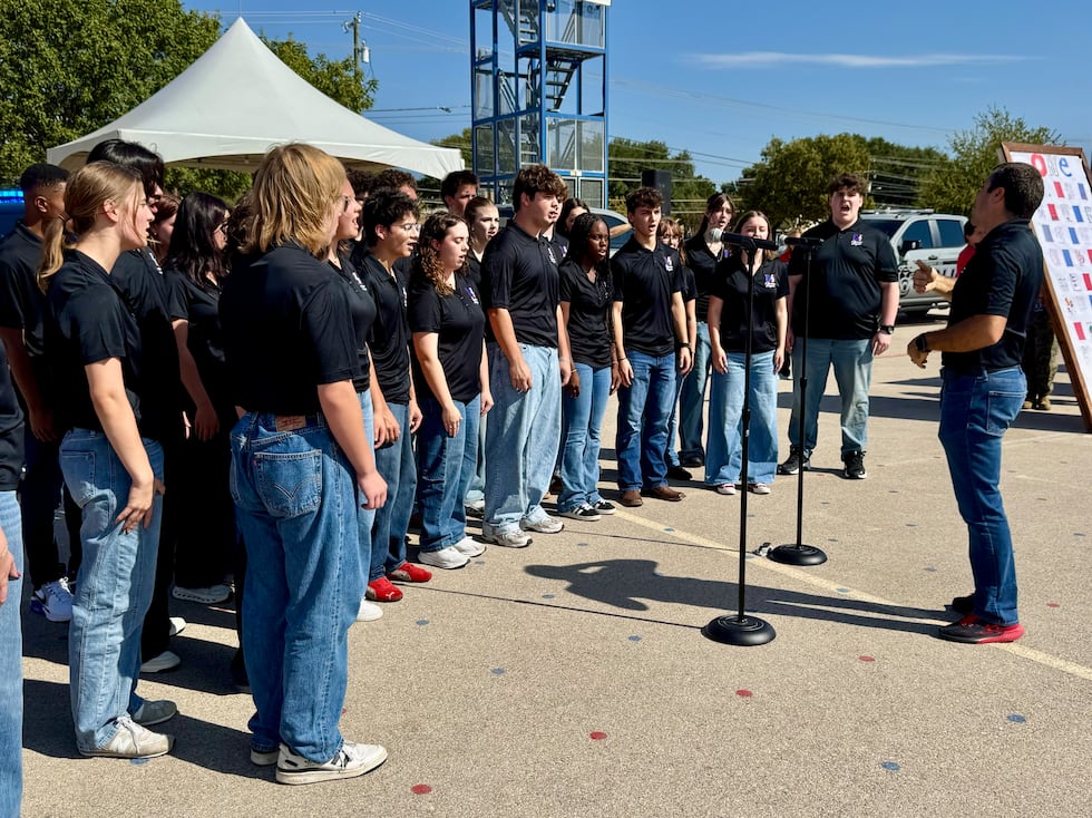 El MCJROTC de la preparatoria Midway conmemora el 25 aniversario del 11 de septiembre con...