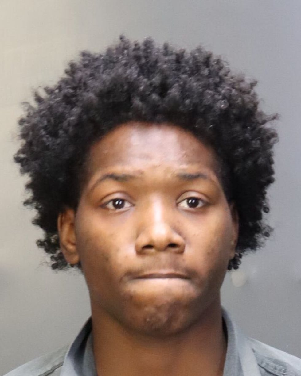 Jadarius Majors, de 21 años, enfrenta cargos por agresión a una persona embarazada, dos cargos...