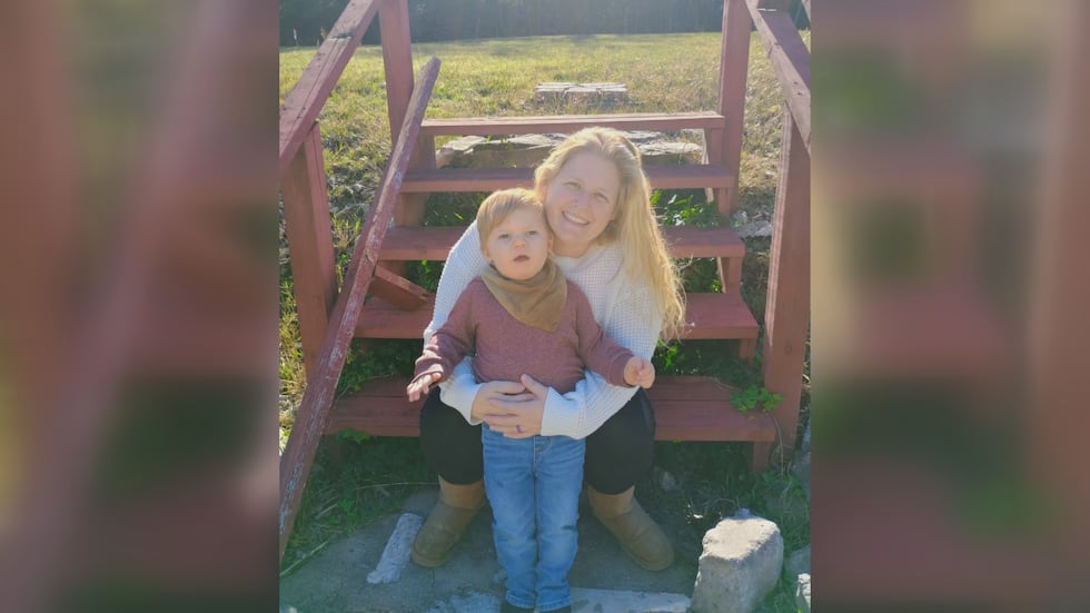 Kasidy Stewart con su hijo Asher.