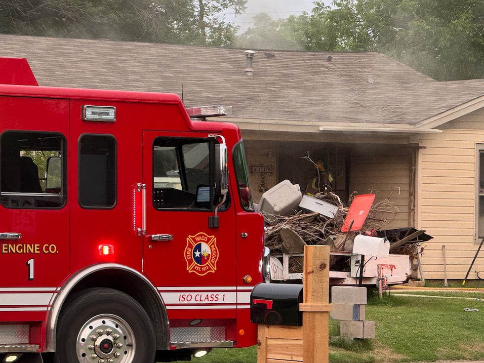 Equipos investigan un incendio de vivienda en Bellmead; una persona termina hospitalizada