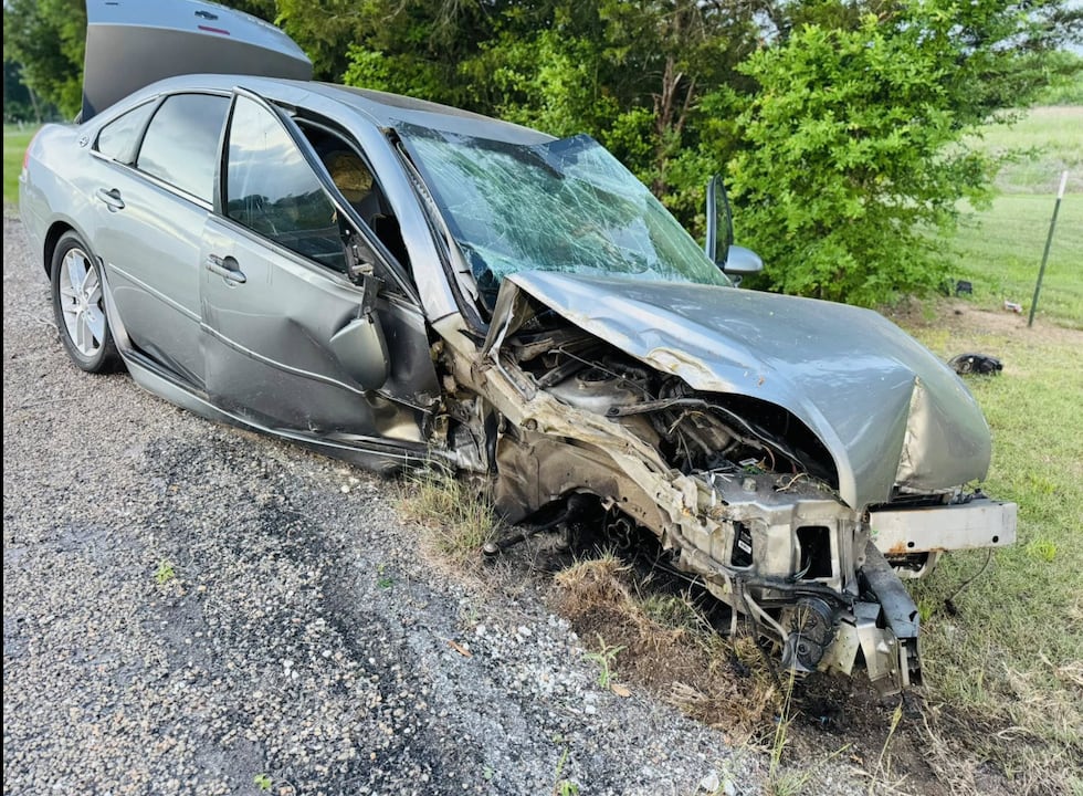 Encuentran sangre en un vehículo accidentado en Bremond, pero no había ningún conductor en la...