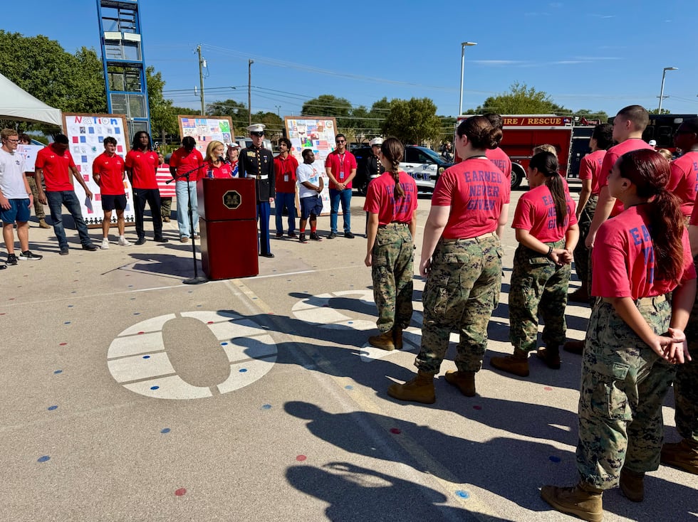 El MCJROTC de la preparatoria Midway conmemora el 25 aniversario del 11 de septiembre con...