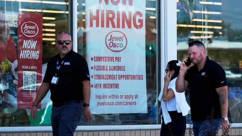 ARCHIVO – Un letrero de contratación en una tienda de comestibles en Deerfield, Illinois, el...