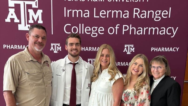Habla la familia de estudiante de Texas A&M muerto por su compañero de cuarto; se reunirá con...