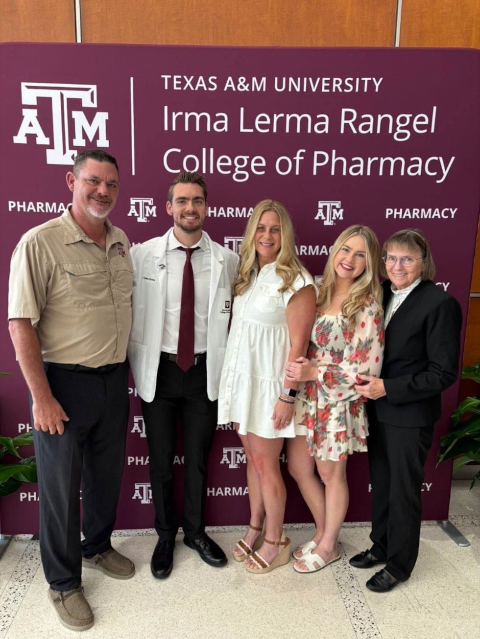 Habla la familia de estudiante de Texas A&M muerto por su compañero de cuarto; se reunirá con...