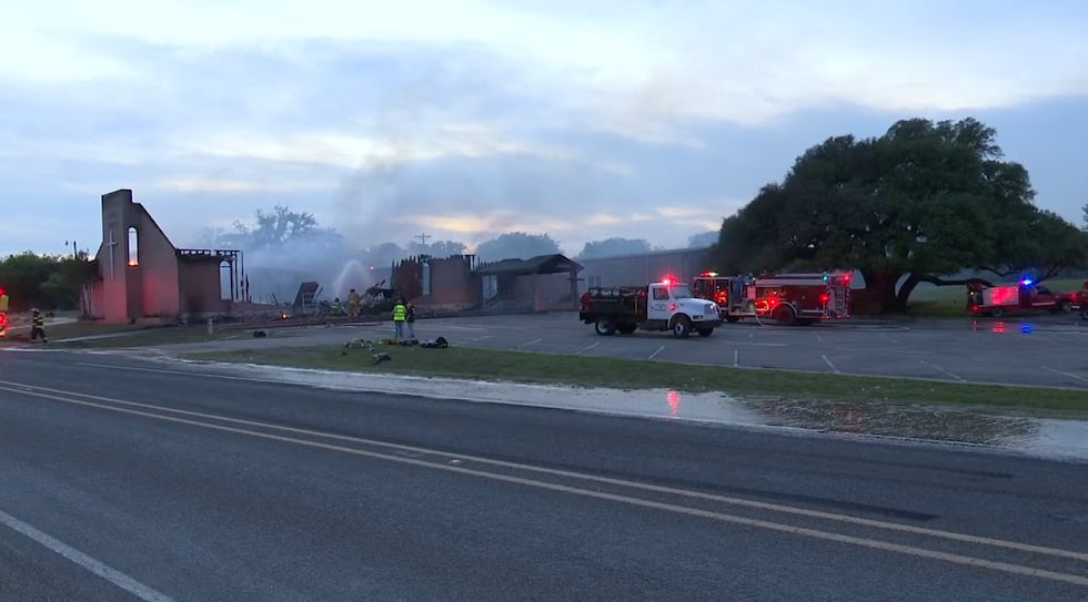 Un incendio destruye la iglesia bautista Fort Graham en Whitney, Texas