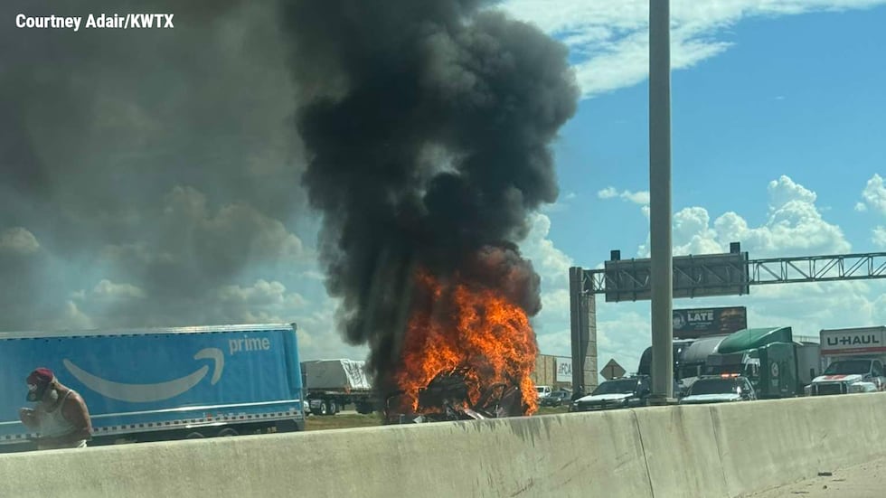 Accidente con incendio cierre la I-35 en dirección norte en Robinson, Texas.