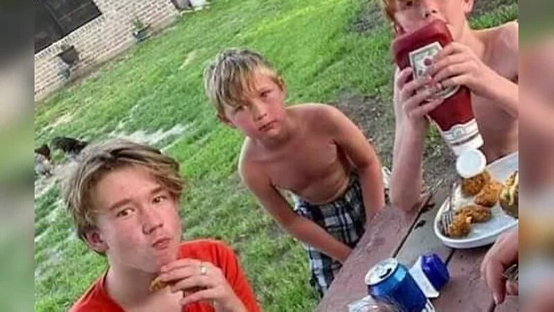 Dos menores fueron rescatados el sábado después de que la orilla de un río se derrumbara sobre...