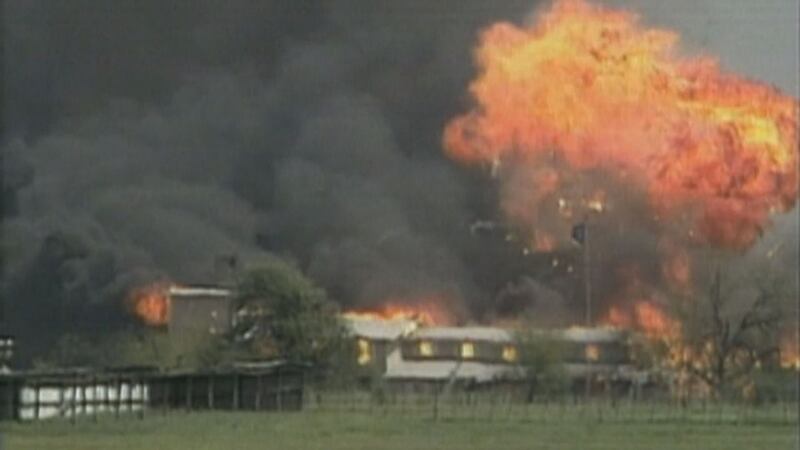 El día del ardiente final del enfrentamiento, Smith estaba lo suficientemente cerca como para...