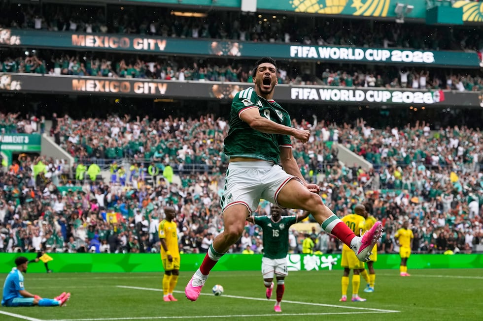 El mexicano Raúl Jiménez celebra tras marcar el segundo gol de su equipo durante el partido de...