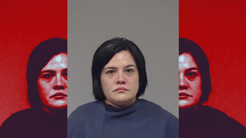 Una mujer del norte de Texas acusada de torturar a una mujer encerrándola en la jaula de un...