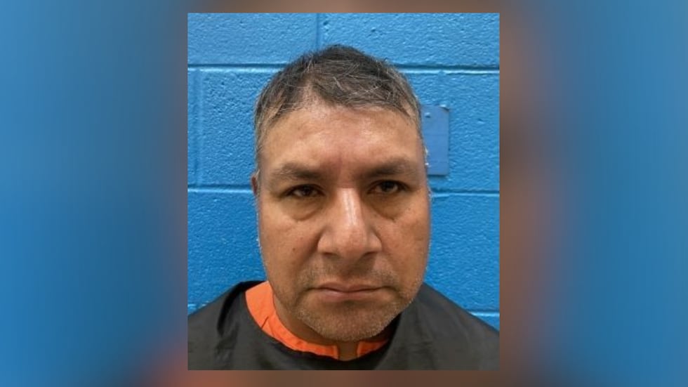 Maximiliano Queriapa, de 53 años, residente en Marion, acusado de un delito grave de violación...