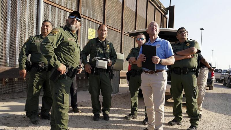 El secretario de Seguridad Nacional, Alejandro Mayorkas, a la izquierda, escucha al agente...