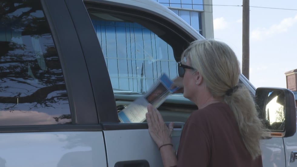 La comunidad se reúne para crear conciencia un mes después de la desaparición de una mujer