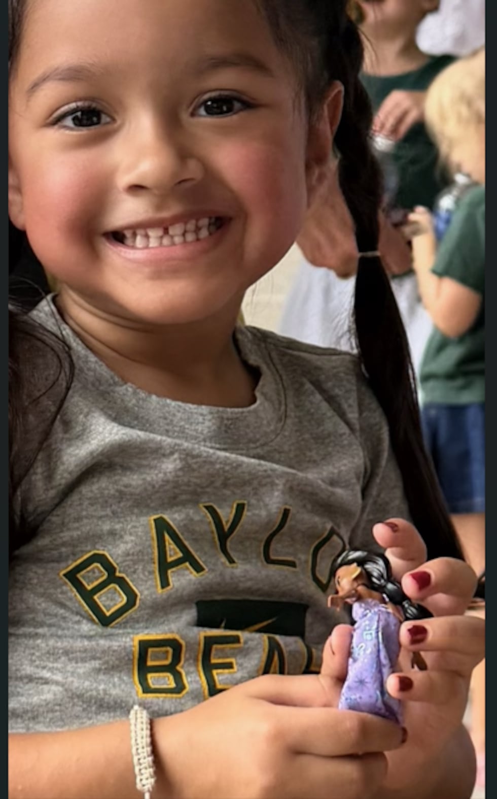 Oficial convierte juguete extraviado de una niña en un conmovedor recuerdo de partido de Baylor.