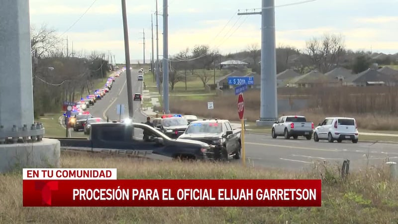 La procesión en honor al agente Elijah Garretson, cuyo cuerpo es escoltado hasta su última...