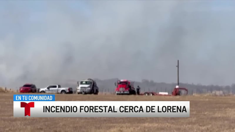 Bomberos luchan contra incendio de pasto cerca de Lorena, Texas