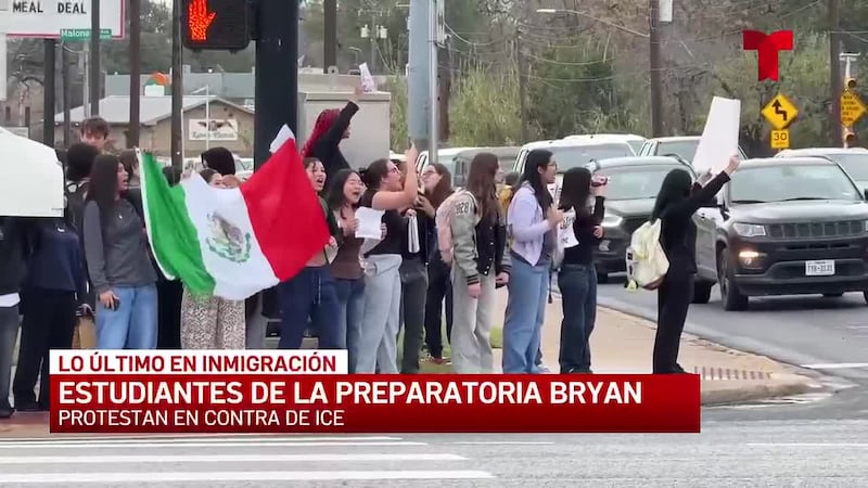 Estudiantes de la preparatoria Bryan protestan contra las medidas de control de ICE tras el...