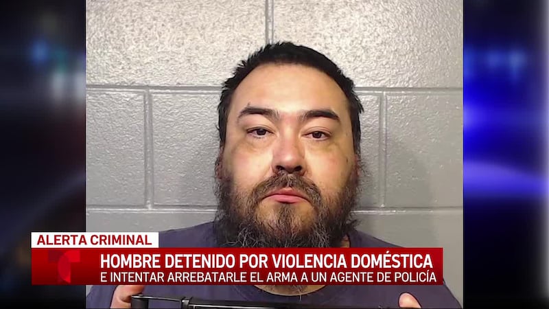 Un hombre del condado de Coryell es acusado de intentar arrebatarle el arma a un agente...