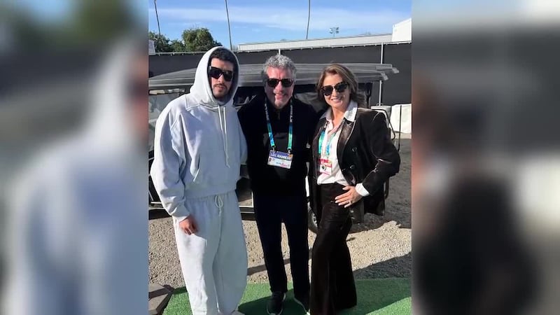 Un graduado de la Universidad de Baylor dirige orquesta en el espectáculo de medio tiempo del...