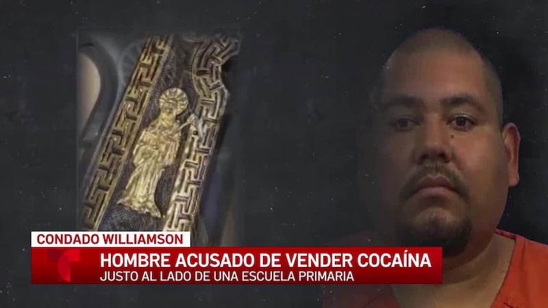 Un inmigrante ilegal estaba vendiendo cocaína cerca de una escuela primaria del centro de...